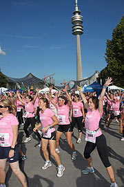 Aufwärmübungen vor dem Start für alle Teilnehmerinnen (©Foto: Martin Schmitz)